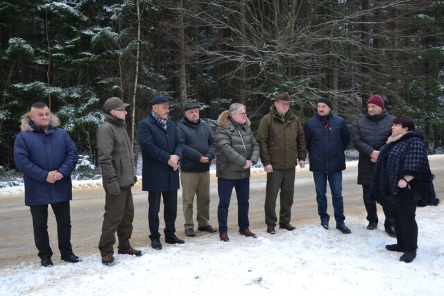 Uczestnicy oficjalnego odbioru drogi powiatowej. 