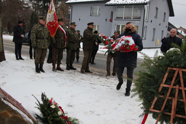 t. Bałchanowski składa wiązankę kwiatów