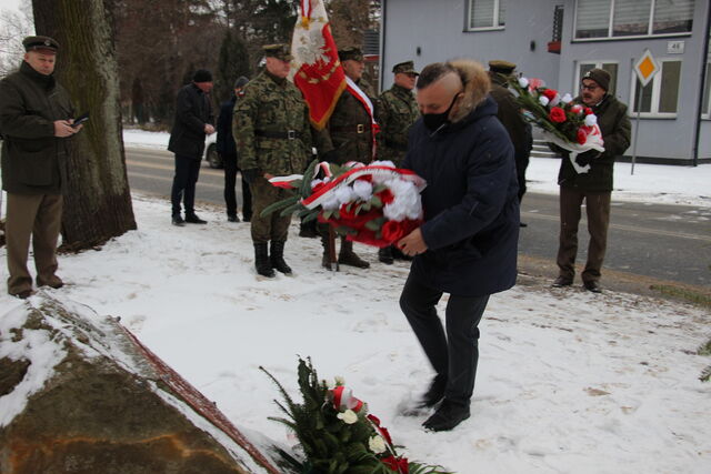 t. Bałchanowski składa wiązankę kwiatów