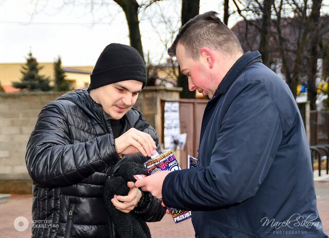 Adam Ciok kwestuje na ulicy