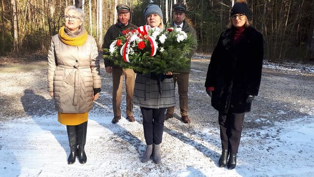 delegacja powiatu z wiązanką