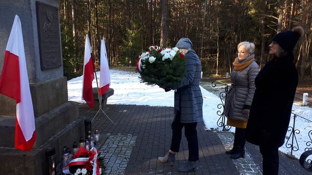 delegacja powiatu składa kwiaty przed mogiłą