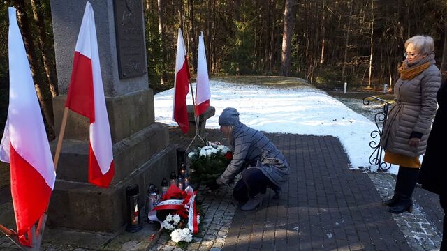 delegacja powiatu składa kwiaty przed mogiłą