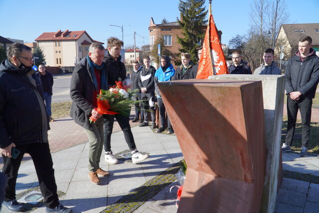 uczestnicy uroczystości 80. rocznicy powołania AK skladają kwiaty