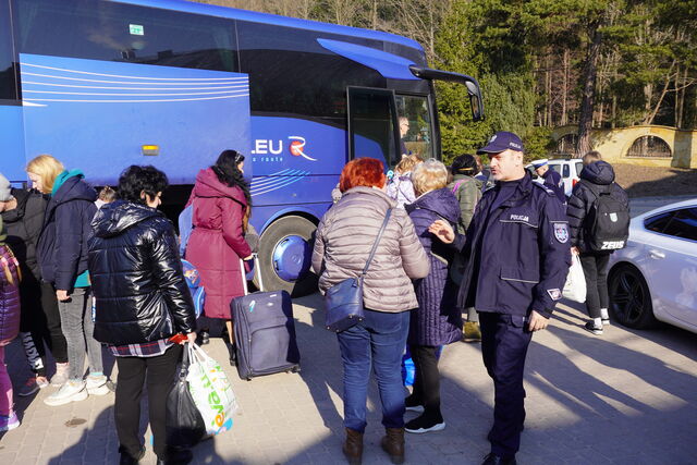                     Uchodzcy wsiadaja do autobusu do Francji           