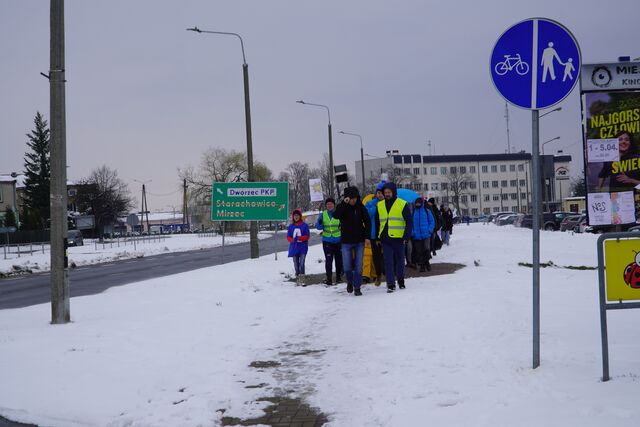 niebieski marsz idzie ulicą