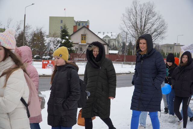 uczestnicy niebieskiego marszu