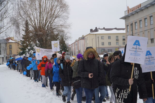 niebieski marsz i uczestnicy