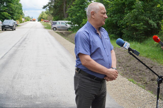 Dyrektor ZDP podczas odbioru drogi