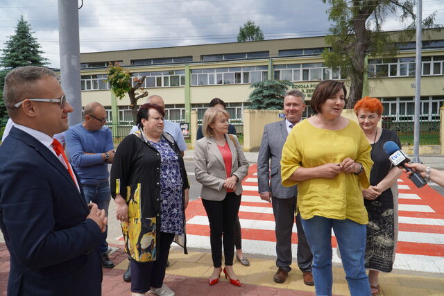 przejście dla pieszych w Majkowie - zadowolona dyrektor szkoły