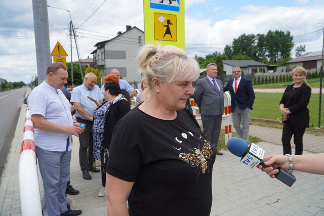 radna Grzybowej Góry zadowolona z nowego przejścia