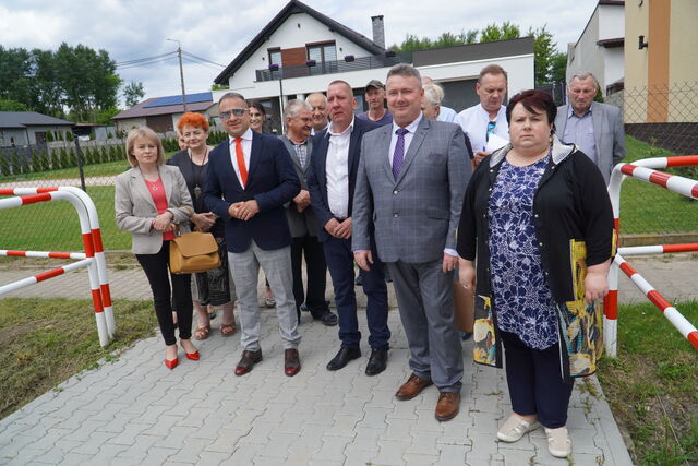 Wspólna fotografia przedstawicieli powiatu i gminy Skarżysko Kościelne przy przejściu dla pieszych