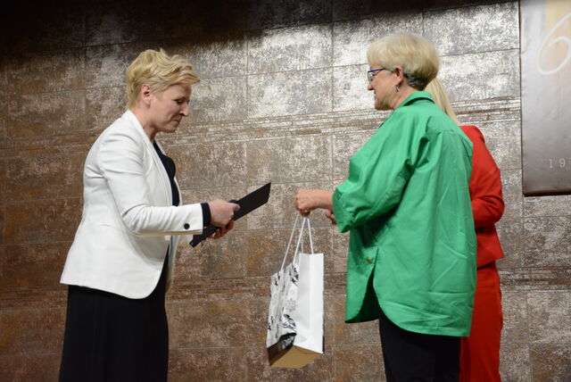 przedstawiciela powiatu przekazują gratulacje jubileuszowe