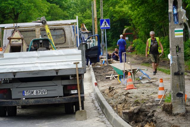 przebudowa przejścia dla pieszych ul. Sportowa - praca robotników