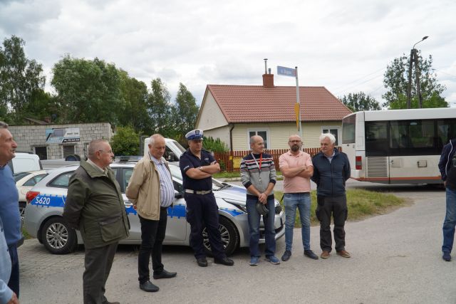 uczestnicy przekazania placu budowy drogi