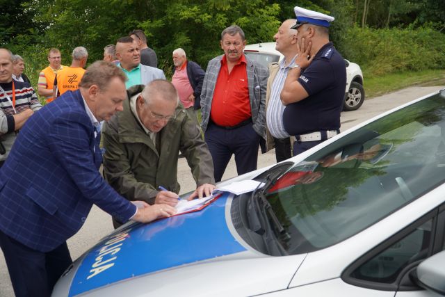 uczestnicy przekazania placu budowy drogi - podpisanie protokołu przekazania