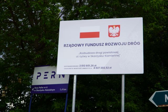 tablica informująca o dofinansowaniu budowy drogi