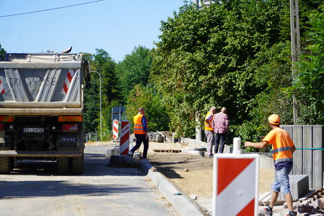 budowa wiaduktu nad torami - plac budowy