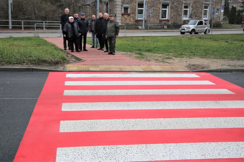 uczestnicy odbioru stoją przy przebudowanym przejściu