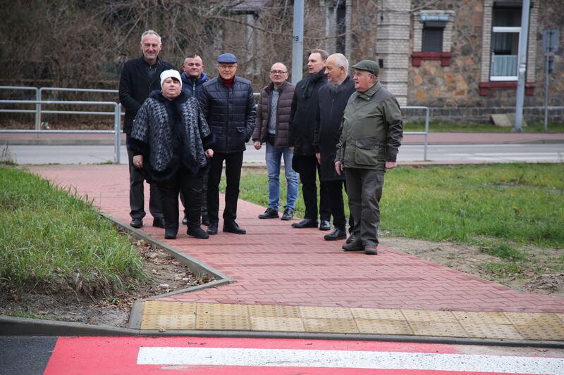 uczestnicy odbioru stoją przy przebudowanym przejściu