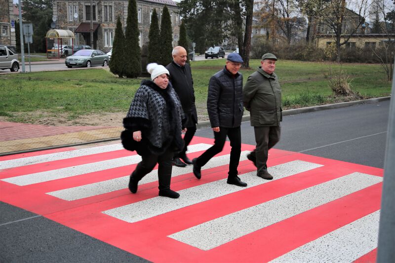 cztery osoby przechodzą przez nowe przejście