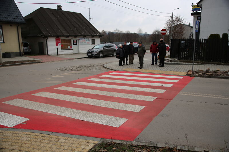 uczestnicy odbioru stoją przy przebudowanym przejściu