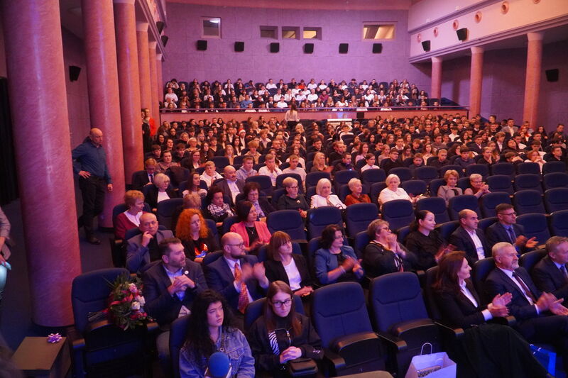 publiczność obecna na jubileuszu szkoły