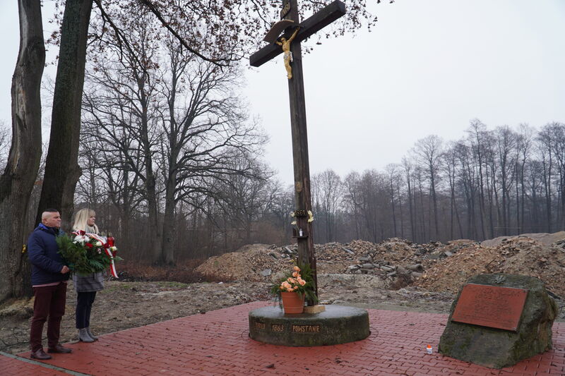 samorządowcy składają wiązankę pod krzyżem powstańczym