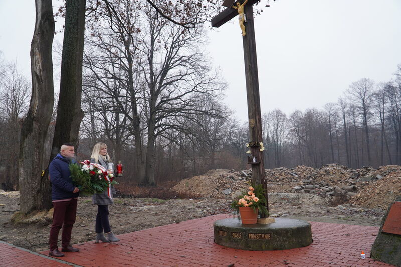 samorządowcy składają wiązankę pod krzyżem powstańczym