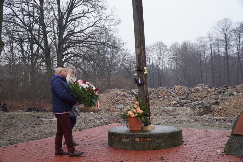 samorządowcy składają wiązankę pod krzyżem powstańczym