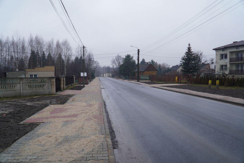 rozbudowana ul. Łyżwy w Skarżysku-Kamiennej - zjazdy na posesje i chodnik