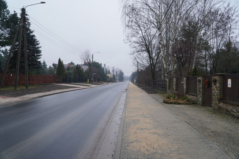 rozbudowana ul. Łyżwy w Skarżysku-Kamiennej - zjazdy na posesje i chodnik