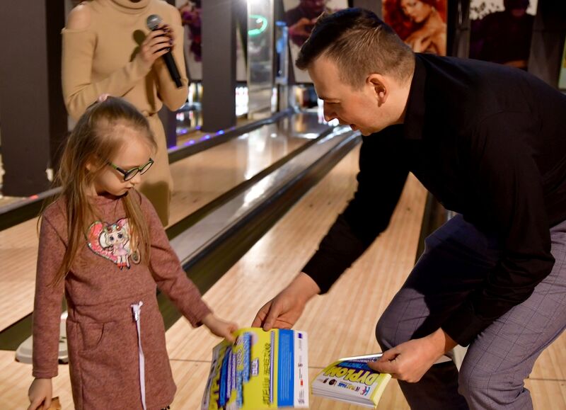 Adam Ciok, lider projektu przekazuje dyplomy