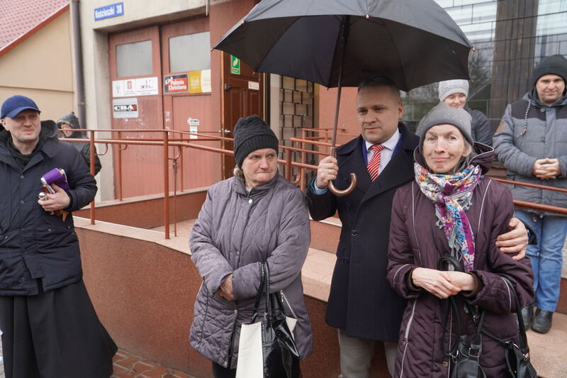 starosta i uczestnicy przekazania samochodu 