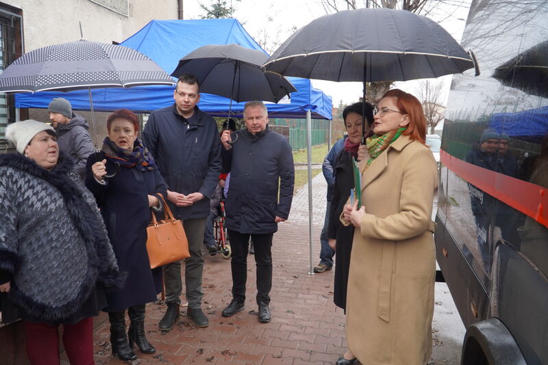 władze powiatu na uroczystym przekazaniu autobusu