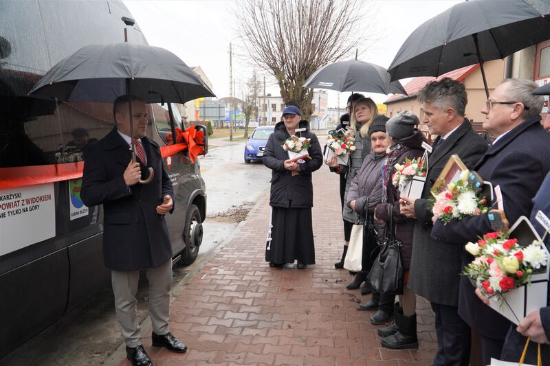 starosta Artur Berus mówi do uczestników przekazania autobusu 