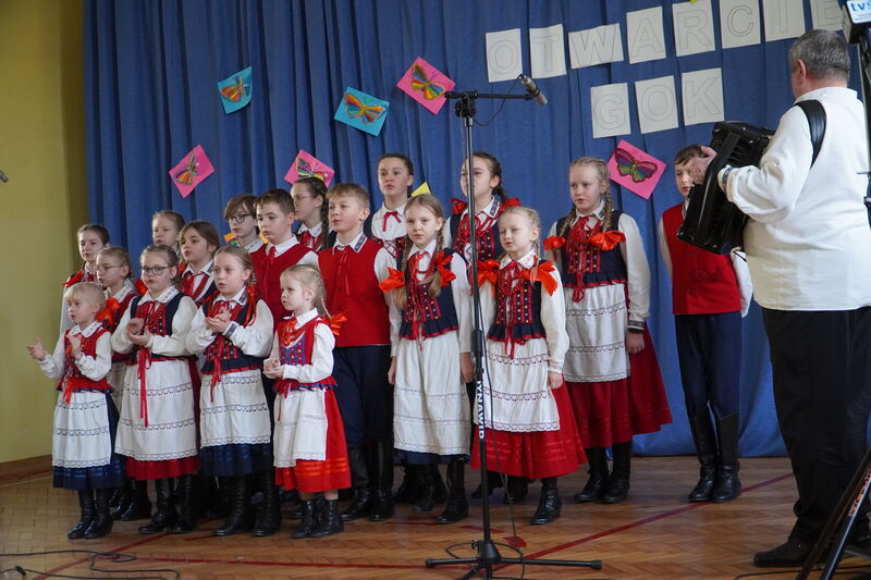 uczestnicy uroczystego otwarcia GOK - zespół Niedźwiadki