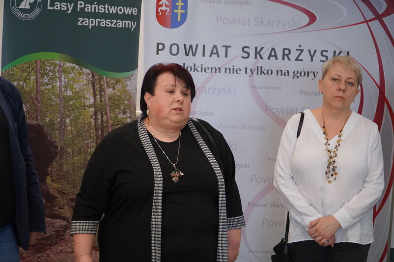 wicestarosta Anna Leżańska i naczelnik wydziału ochrony środowiska