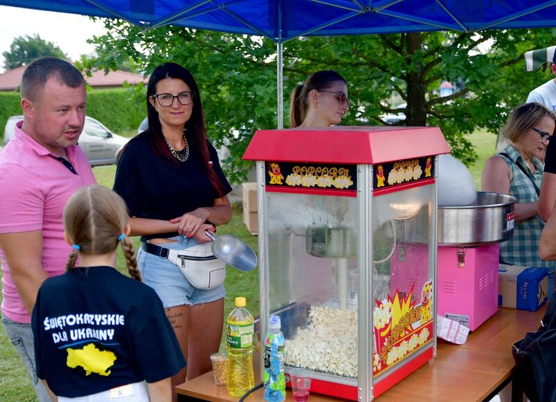 Centrum Pomocy Uchodźcom przygotowało darmową watę cukrową oraz popcorn. 