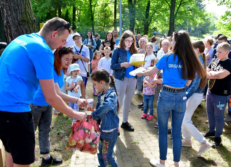 Dzień dziecka dla uchodźców - wręczanie paczek 