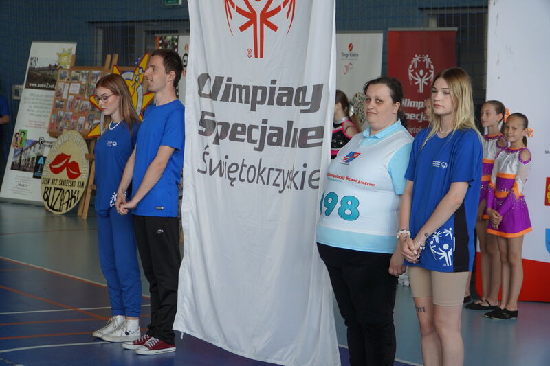  Świętokrzyski Turniej Badmintona Olimpiad Specjalnych – ceremonia otwarcia - wciągniecie flagi