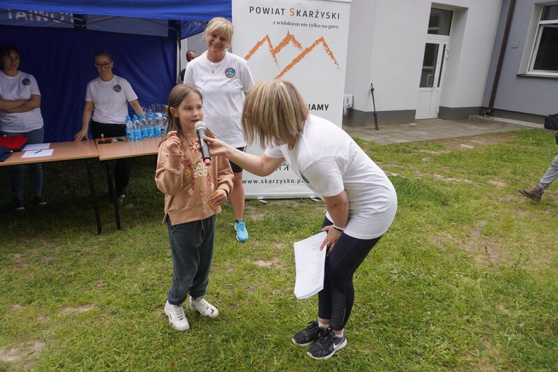 Katarzyna Bilska wręcza nagrody uczestnikom marszobiegu.