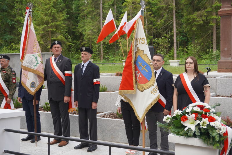 Władze samorządowe podczas uroczystości przy mogile na Brzasku.