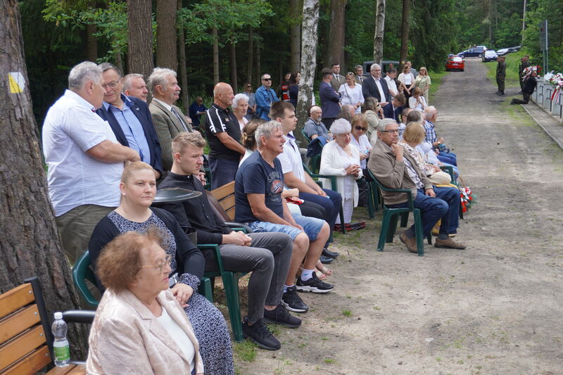 Mieszkańcy powiatu podczas uroczystości przy mogile na Brzasku.