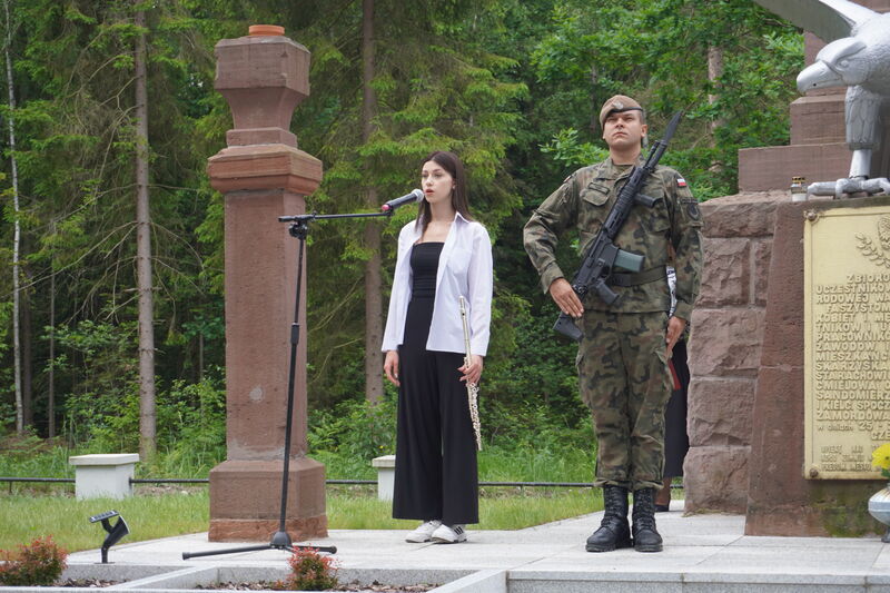 Małgorzata Mańkowska podczas występu wokalnego. 