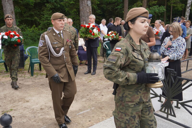 Przedstawiciele 10 Brygady WOT składają znicz na mogile na Brzasku.