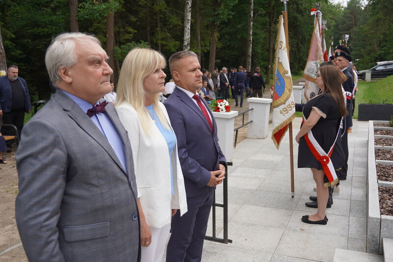 Przewodniczący Rady Powiatu Skarżyskiego Jacek  Jeżyk, Członek Zarządu Powiatu Katarzyna Bilska oraz Starosta Skarżyski Artur Berus.