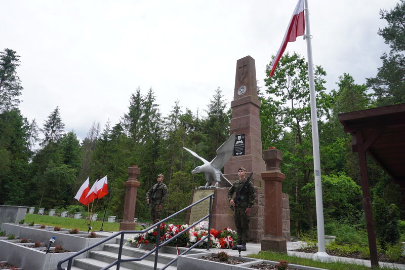 Pomnik na mogile na Brzasku. Zdjęcie poglądowe. 