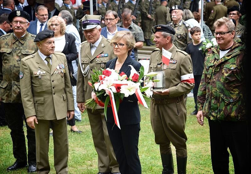 Małgorzata Nosowicz czeka w kondukcie aby złozyc wiazanke 