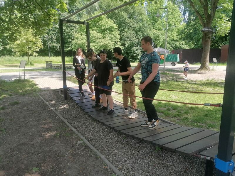 Uczniowie Zespołu Szkół Samochodowo-Usługowych podczas wyjazdu. 